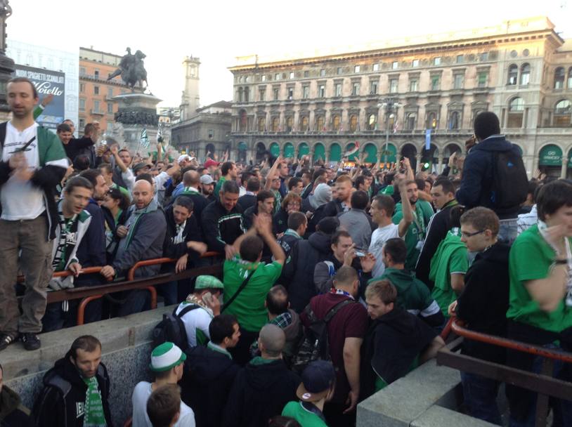 Inni, slogan e cori: i trmila del Saint etienne hanno trascorso il pomeriggio in centro a Milano, in attesa della partita di questa sera. Quando il tasso alcolico ha cominciato a salire,  aumentata anche la tensione (Morani-Garzillo)
